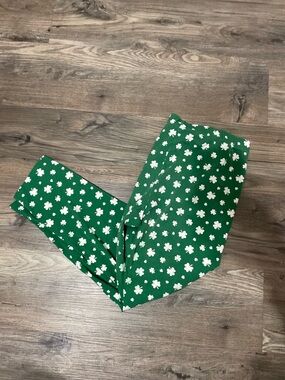 No Boundaries Green Leggings with White Clover Print